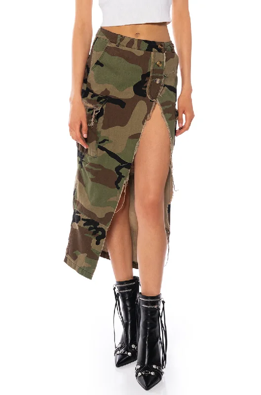 INVINCIBLE CAMO CARGO POCKET PANT High-Waist Jeans